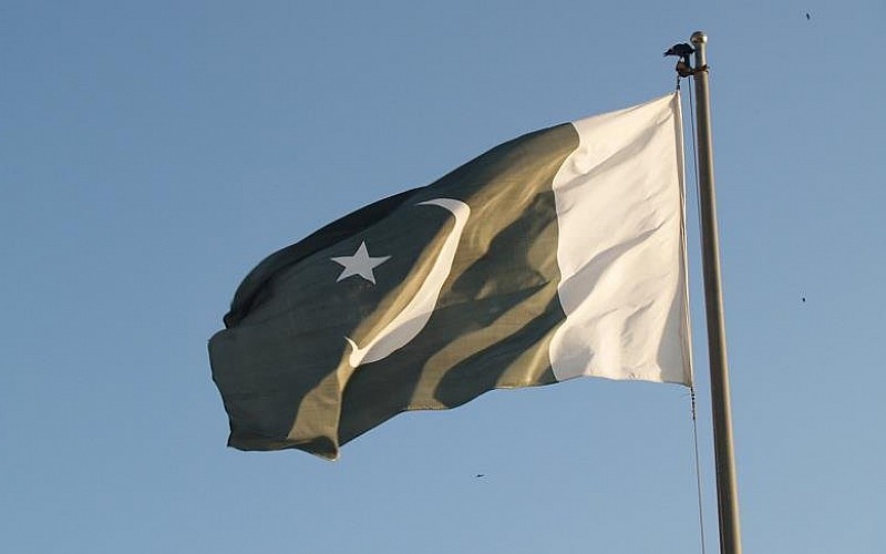 Pakistan'da bir aracın ibadethane önündeki yas çadırına çarpması sonucu 14 kişi yaralandı Pakistan'da bir aracın ibadethane önündeki yas çadırına çarpması sonucu 14 kişi yaralandı