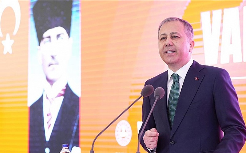 Yerlikaya duyurdu! Gösterilerde 16 polis yaralandı 53 kişi gözaltında Yerlikaya duyurdu! Gösterilerde 16 polis yaralandı 53 kişi gözaltında