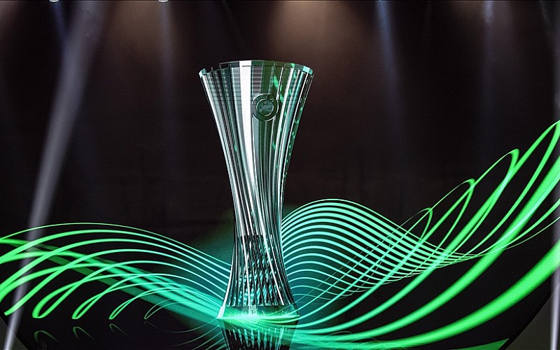 UEFA Konferans Ligi şampiyonu Crystal Palace kupasını aldı UEFA Konferans Ligi şampiyonu Crystal Palace kupasını aldı