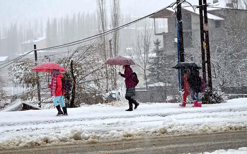 Bitlis'te karla mücadele devam ediyor Bitlis'te karla mücadele devam ediyor