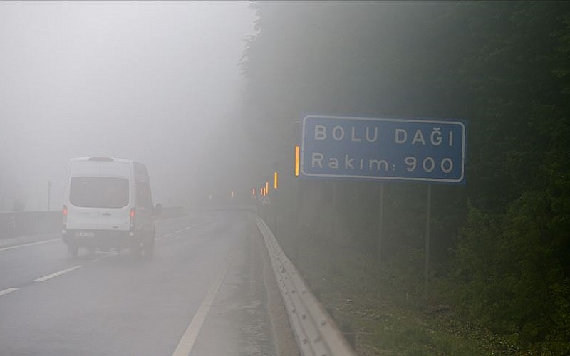 Bolu Dağı'nda sis ulaşımı olumsuz etkiledi Bolu Dağı'nda sis ulaşımı olumsuz etkiledi