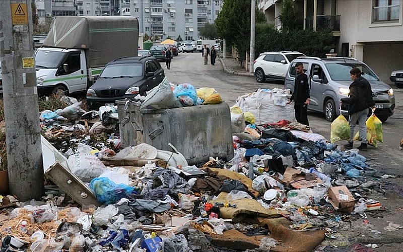 İzmir'de işçilerin grevi nedeniyle temizlik hizmeti de aksıyor İzmir'de işçilerin grevi nedeniyle temizlik hizmeti de aksıyor