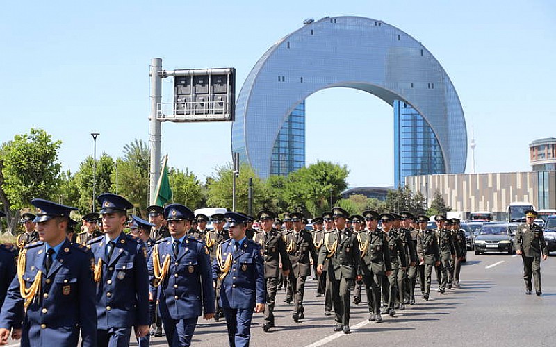 Azerbaycan'da Silahlı Kuvvetler Günü dolayısıyla geçit töreni yapıldı Azerbaycan'da Silahlı Kuvvetler Günü dolayısıyla geçit töreni yapıldı