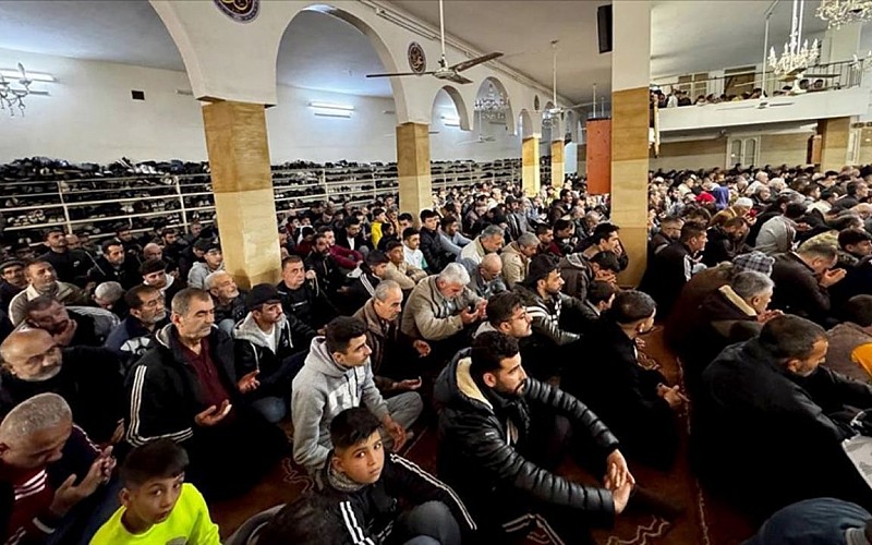 Suriye'de Baas rejiminin ardından ilk bayram namazı kılındı Suriye'de Baas rejiminin ardından ilk bayram namazı kılındı