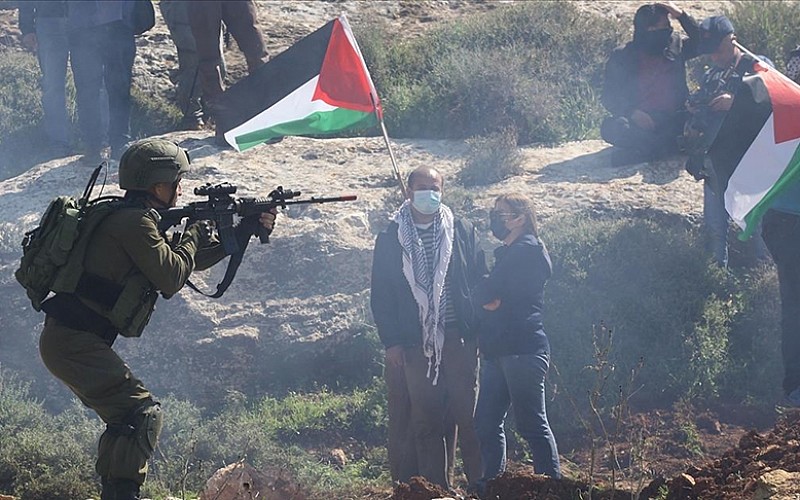 İsrail'de binlerce kişi, Netanyahu'nun konutunun önünde esir takası anlaşması talebiyle protesto düzenledi İsrail'de binlerce kişi, Netanyahu'nun konutunun önünde esir takası anlaşması talebiyle protesto düzenledi