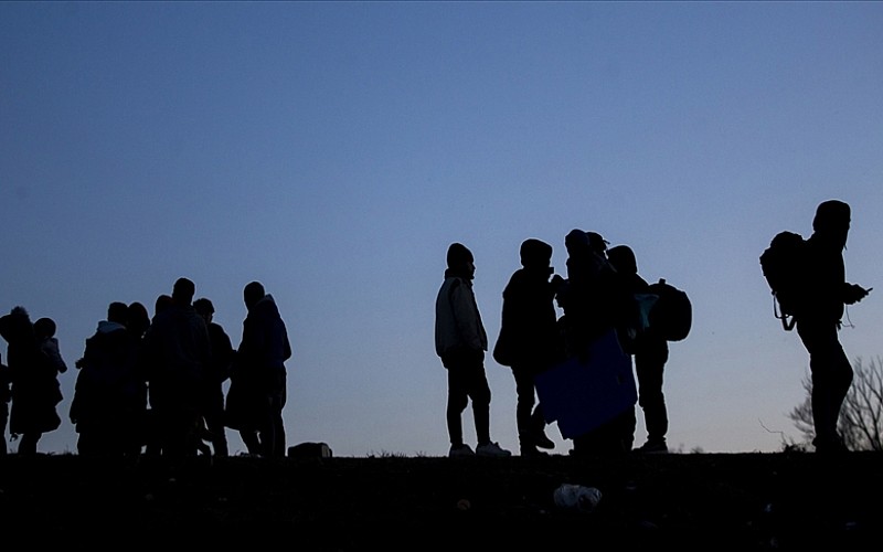 Ülke genelindeki denetimlerde 15 göçmen kaçakçısı ve 446 düzensiz göçmen yakalandı Ülke genelindeki denetimlerde 15 göçmen kaçakçısı ve 446 düzensiz göçmen yakalandı