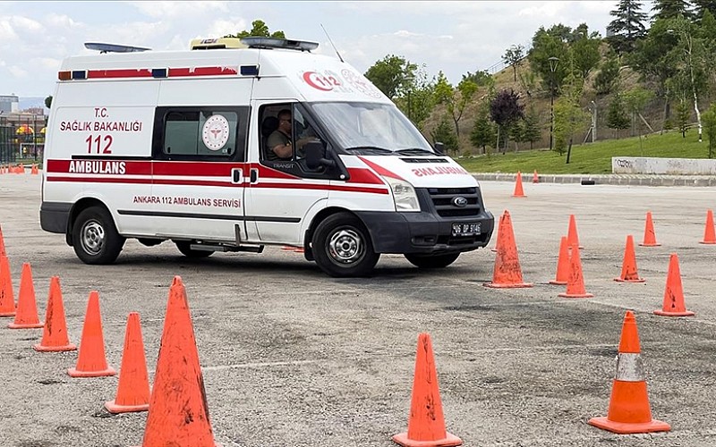 Adana'da minibüsün çarptığı yaya hayatını kaybetti Adana'da minibüsün çarptığı yaya hayatını kaybetti