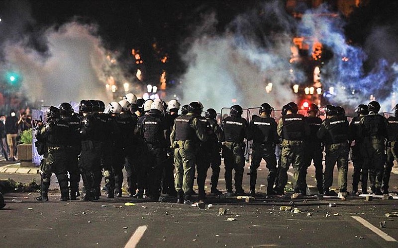 Sırbistan'daki hükümet karşıtı öğrenci gösterilerine on binlerce kişi katıldı Sırbistan'daki hükümet karşıtı öğrenci gösterilerine on binlerce kişi katıldı