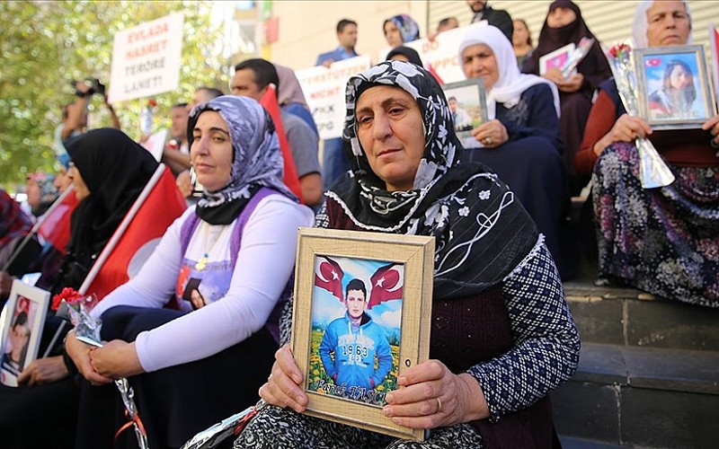 Diyarbakır anneleri evlatlarını istiyor Diyarbakır anneleri evlatlarını istiyor