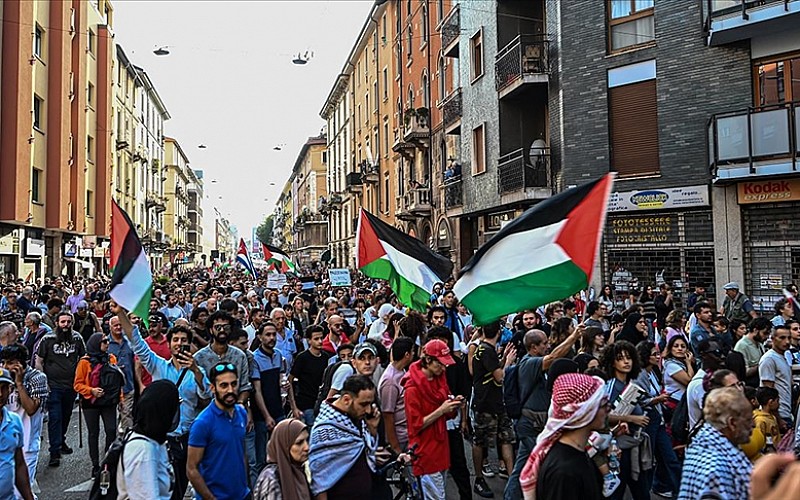 Roma'da geniş katılımlı 'Gazze'de soykırım dursun' yürüyüşü düzenlendi Roma'da geniş katılımlı 'Gazze'de soykırım dursun' yürüyüşü düzenlendi