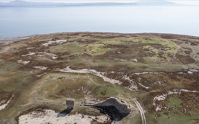 Van Gölü'ndeki çekilme balıkçıları zor durumda bıraktı Van Gölü'ndeki çekilme balıkçıları zor durumda bıraktı