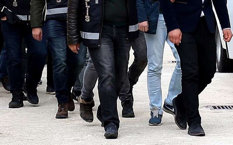 İzmir merkezli 13 ilde düzenlenen "Hücre-7" operasyonlarında 88 şüpheli gözaltına alındı İzmir merkezli 13 ilde düzenlenen "Hücre-7" operasyonlarında 88 şüpheli gözaltına alındı