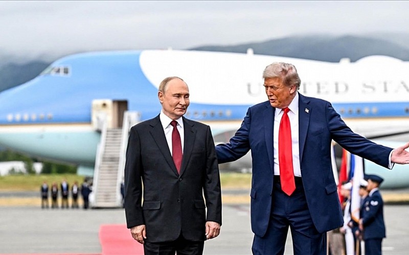 Putin'e Alaska'dan dönüşünde ABD'nin F-22 uçakları eşlik etti Putin'e Alaska'dan dönüşünde ABD'nin F-22 uçakları eşlik etti