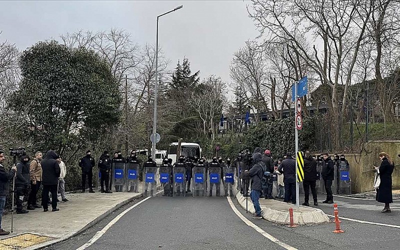 İBB'ye yönelik soruşturma kapsamında gözaltına alınan şüphelilerin işlemleri başladı İBB'ye yönelik soruşturma kapsamında gözaltına alınan şüphelilerin işlemleri başladı