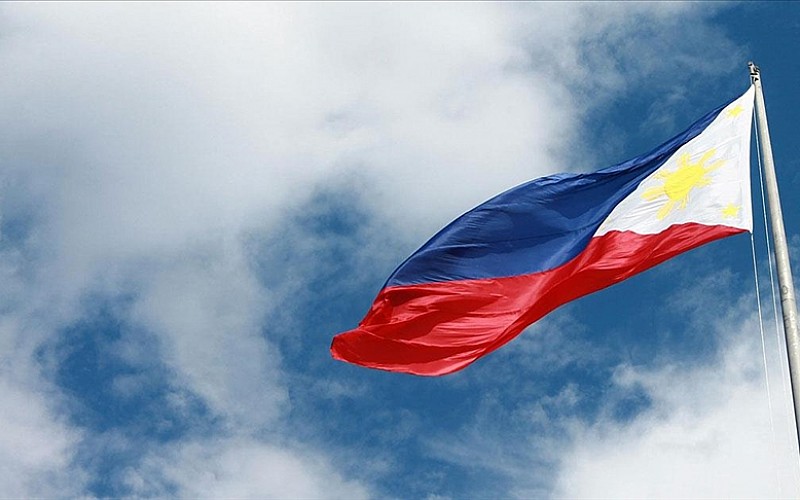 Filipinler'de on binlerce kişi, sel kontrol projelerindeki yolsuzluk iddialarını protesto etti Filipinler'de on binlerce kişi, sel kontrol projelerindeki yolsuzluk iddialarını protesto etti