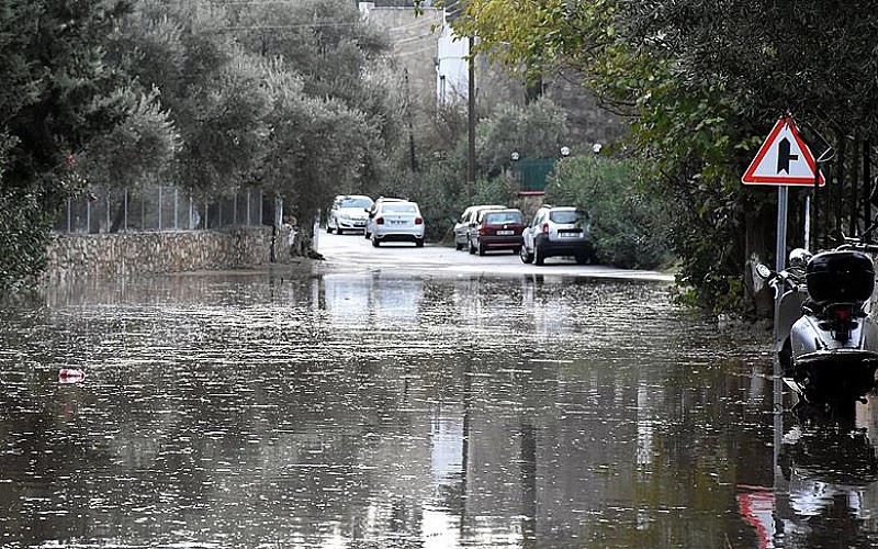 Artvin Borçka'da tarihi kesmetaş köprü yoğun yağış nedeniyle çöktü Artvin Borçka'da tarihi kesmetaş köprü yoğun yağış nedeniyle çöktü