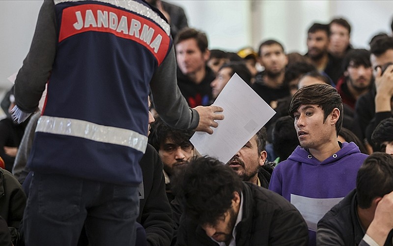 Ege'de düzensiz göçmenleri taşıyan teknenin batması sonucu 2 kişi hayatını kaybetti Ege'de düzensiz göçmenleri taşıyan teknenin batması sonucu 2 kişi hayatını kaybetti