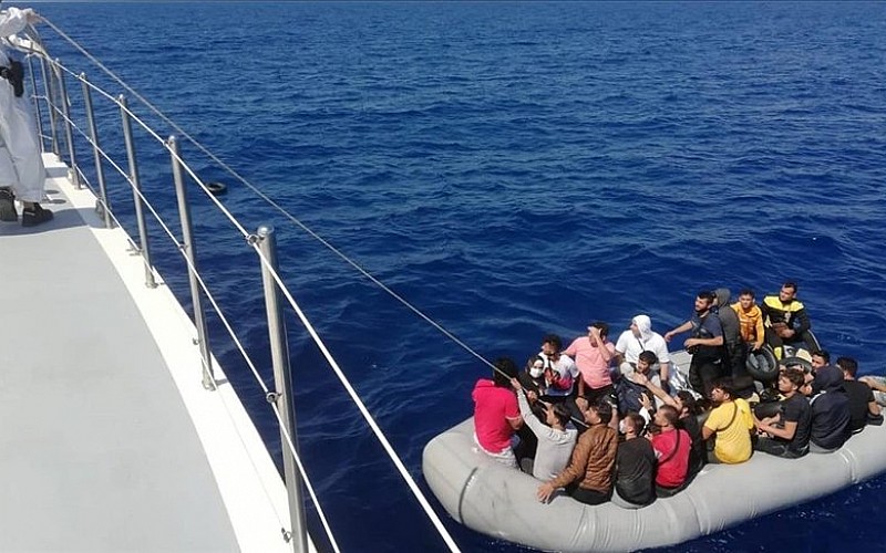 İzmir'de 13 düzensiz göçmen kurtarıldı, 15 düzensiz göçmen yakalandı İzmir'de 13 düzensiz göçmen kurtarıldı, 15 düzensiz göçmen yakalandı