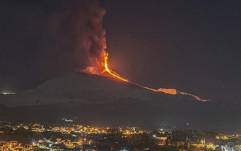 Etna Yanardağı güçlü şekilde lav püskürttü Etna Yanardağı güçlü şekilde lav püskürttü