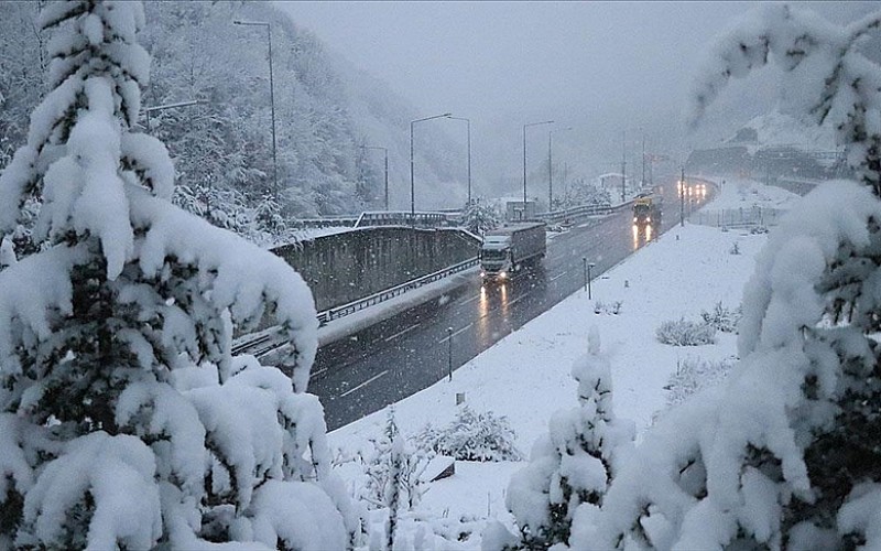 Bolu Dağı'nda kar yağışı etkili oluyor Bolu Dağı'nda kar yağışı etkili oluyor
