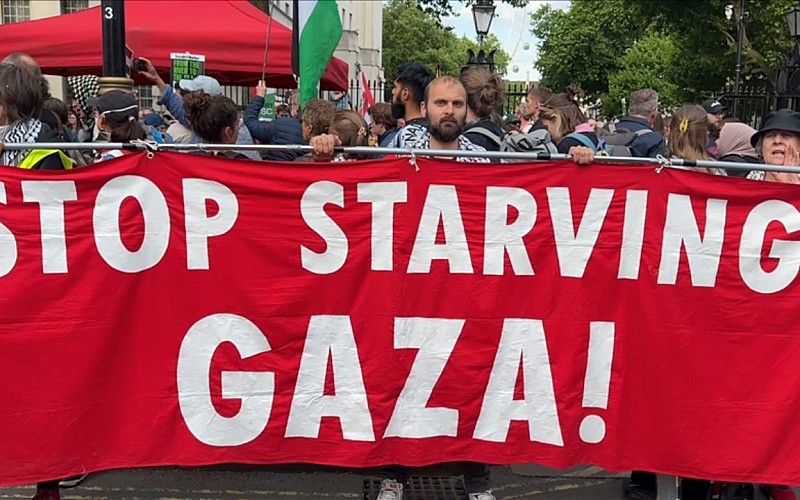 Londra'da binlerce kişi, İngiltere'nin İsrail'e silah satışını protesto etti Londra'da binlerce kişi, İngiltere'nin İsrail'e silah satışını protesto etti