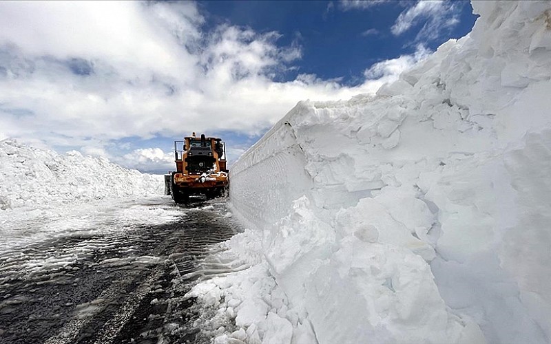 Van, Muş, Hakkari ve Bitlis'te 167 yerleşim yerine ulaşım sağlanamıyor Van, Muş, Hakkari ve Bitlis'te 167 yerleşim yerine ulaşım sağlanamıyor