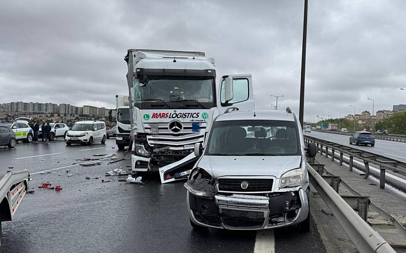Avcılar'da zincirleme trafik kazası ulaşımı aksattı Avcılar'da zincirleme trafik kazası ulaşımı aksattı