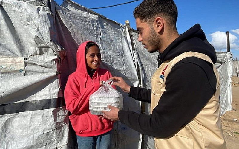 Sadakataşı Derneği, Gazze'de 5 bin kişiye iftar verdi Sadakataşı Derneği, Gazze'de 5 bin kişiye iftar verdi