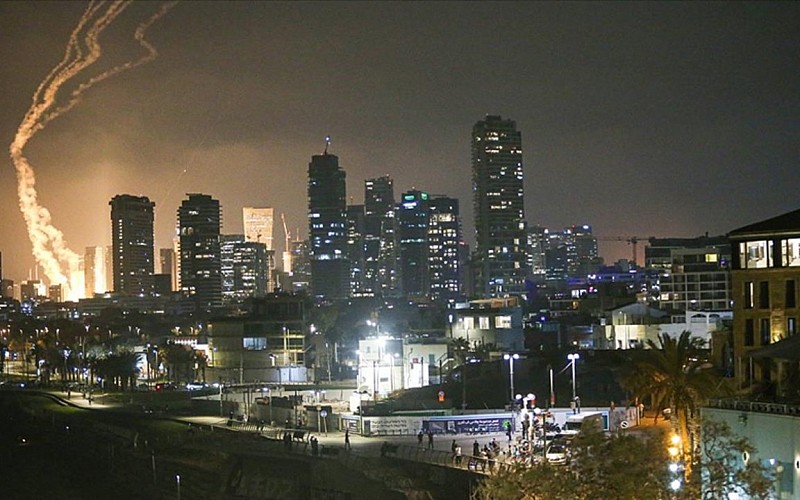 Tahran'ın doğusundan şiddetli patlama sesleri duyuldu Tahran'ın doğusundan şiddetli patlama sesleri duyuldu