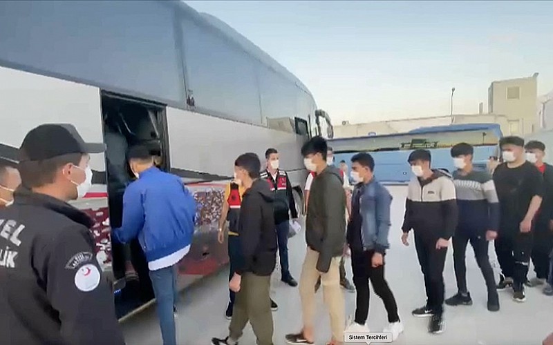 Edirne'de 16 düzensiz göçmen yakalandı Edirne'de 16 düzensiz göçmen yakalandı
