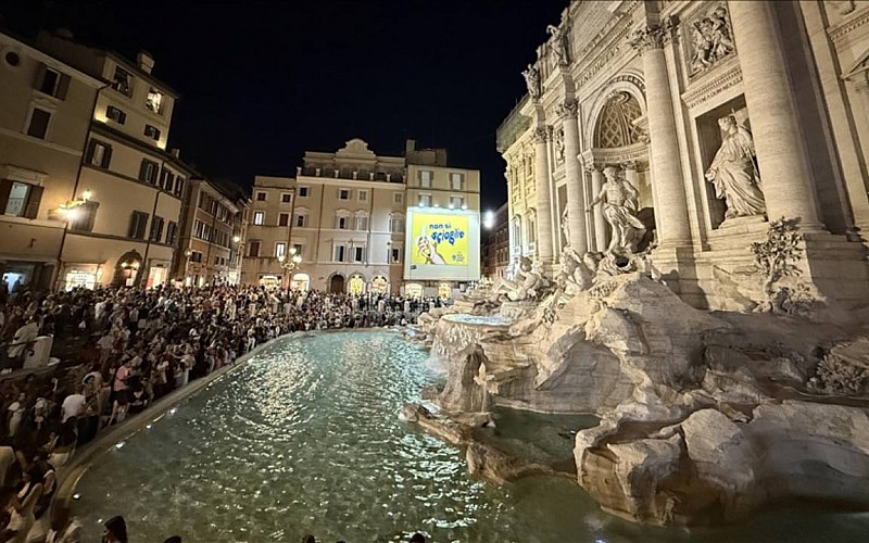 Roma'da tarihi Trevi Çeşmesi'nin ışıkları Gazze için söndürüldü Roma'da tarihi Trevi Çeşmesi'nin ışıkları Gazze için söndürüldü