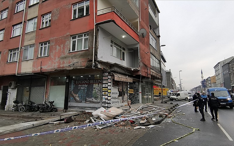 Batman'da balkon çöktü: Ölü ve yaralılar var Batman'da balkon çöktü: Ölü ve yaralılar var