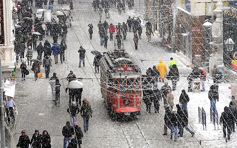 İstanbul'da kar yağışı etkisini sürdürüyor İstanbul'da kar yağışı etkisini sürdürüyor