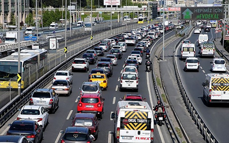 İstanbul'da haftanın ilk iş gününde trafik yoğunluğu yaşanıyor İstanbul'da haftanın ilk iş gününde trafik yoğunluğu yaşanıyor