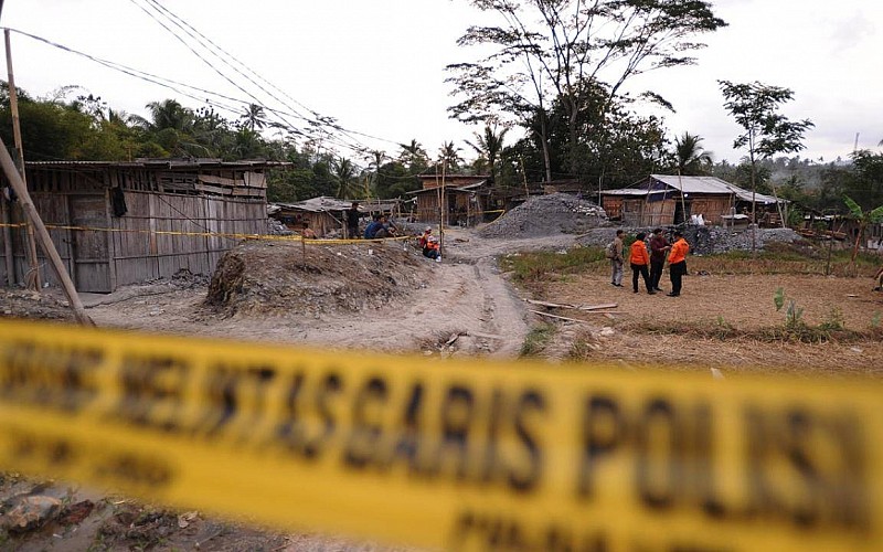 Endonezya'da taş ocağının çökmesi sonucu 14 kişi öldü Endonezya'da taş ocağının çökmesi sonucu 14 kişi öldü