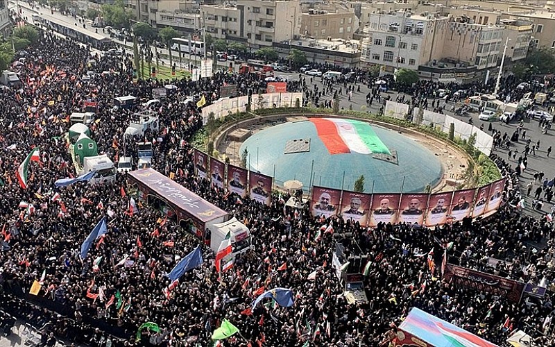 İsrail'in saldırılarında hayatını kaybedenler için Tahran'da cenaze törenleri düzenlendi İsrail'in saldırılarında hayatını kaybedenler için Tahran'da cenaze törenleri düzenlendi