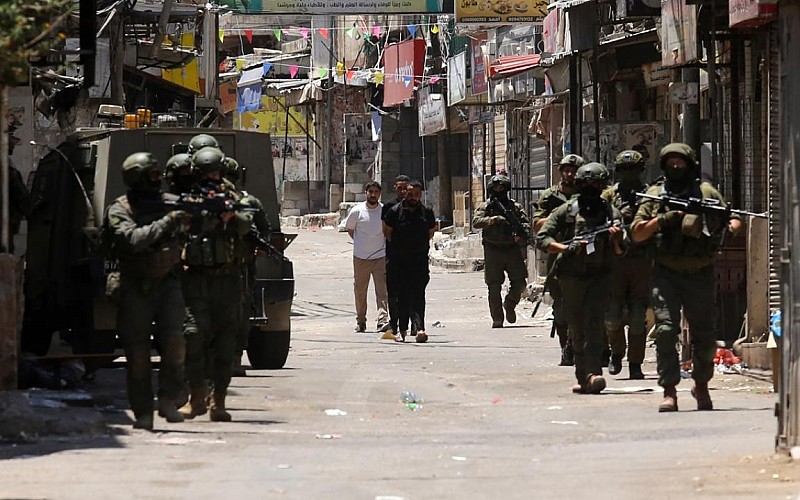 İsrail işgal altındaki Batı Şeria'da 16 Filistinliyi gözaltına aldı İsrail işgal altındaki Batı Şeria'da 16 Filistinliyi gözaltına aldı