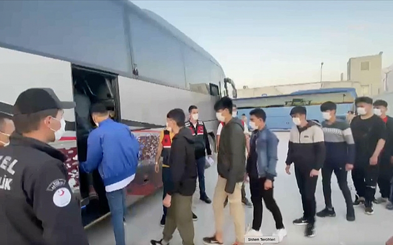 Edirne'de 19 düzensiz göçmen yakalandı Edirne'de 19 düzensiz göçmen yakalandı