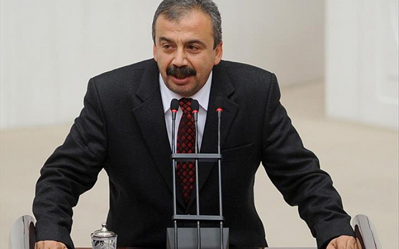 TBMM Başkanvekili Önder'in ailesi ve parti temsilcileri taziyeleri kabul etti TBMM Başkanvekili Önder'in ailesi ve parti temsilcileri taziyeleri kabul etti