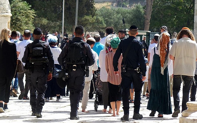 Filistin topraklarını gasbeden İsrailliler Mescid-i Aksa'ya baskın düzenledi Filistin topraklarını gasbeden İsrailliler Mescid-i Aksa'ya baskın düzenledi