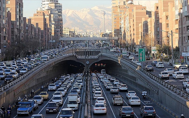 Ateşkes sonrası artarak devam eden Tahran'a dönüşler nedeniyle yoğun trafik oluştu Ateşkes sonrası artarak devam eden Tahran'a dönüşler nedeniyle yoğun trafik oluştu