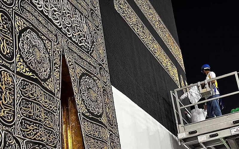 Kabe'nin örtüsü değiştirildi Kabe'nin örtüsü değiştirildi