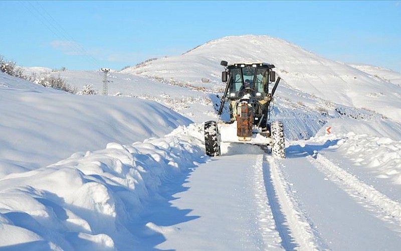 Kar küreme kamyonu devrildi Kar küreme kamyonu devrildi
