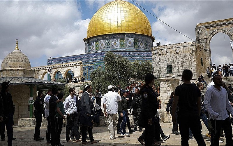 Filistin topraklarını gasbeden İsrailliler, Mescid-i Aksa'ya baskın düzenledi Filistin topraklarını gasbeden İsrailliler, Mescid-i Aksa'ya baskın düzenledi