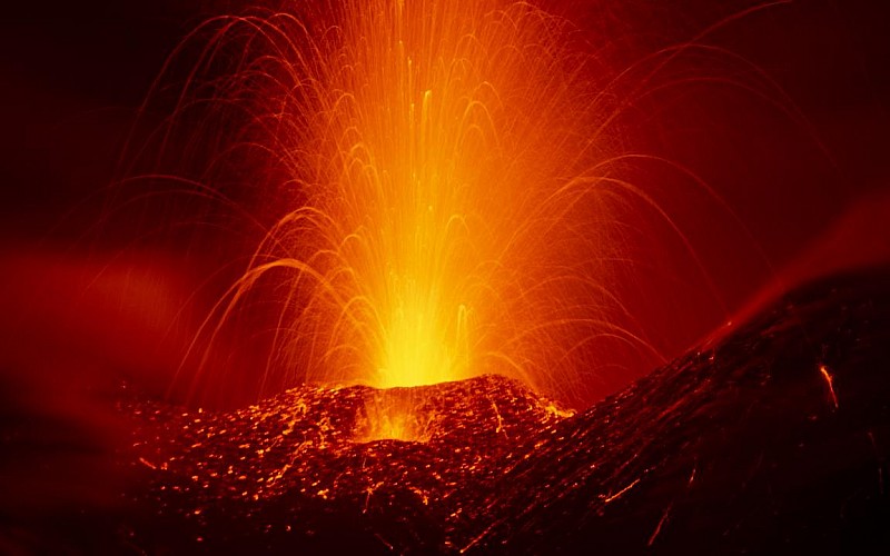 İtalya'da Etna Yanardağı güçlü şekilde kül ve lav püskürttü İtalya'da Etna Yanardağı güçlü şekilde kül ve lav püskürttü