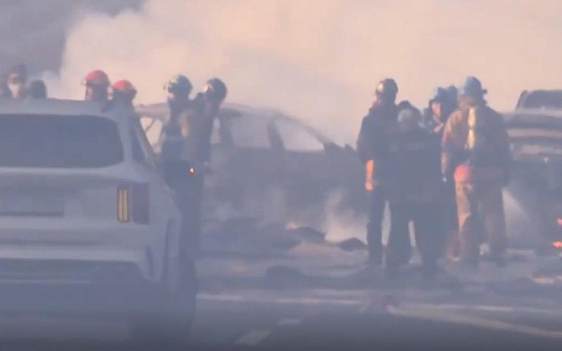 Güney Kore'de çıkan orman yangınında 2 itfaiyeci öldü Güney Kore'de çıkan orman yangınında 2 itfaiyeci öldü