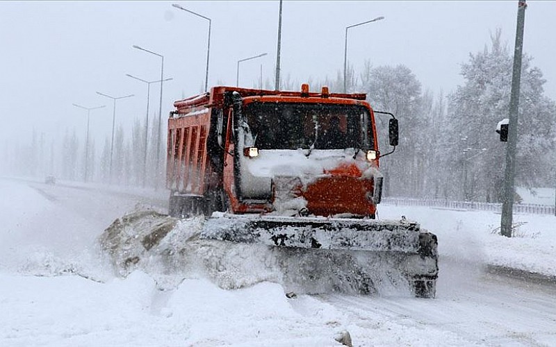 Karayolları ekipleri Doğu'daki 6 ilde 297 iş makinesiyle karla mücadele ediyor Karayolları ekipleri Doğu'daki 6 ilde 297 iş makinesiyle karla mücadele ediyor