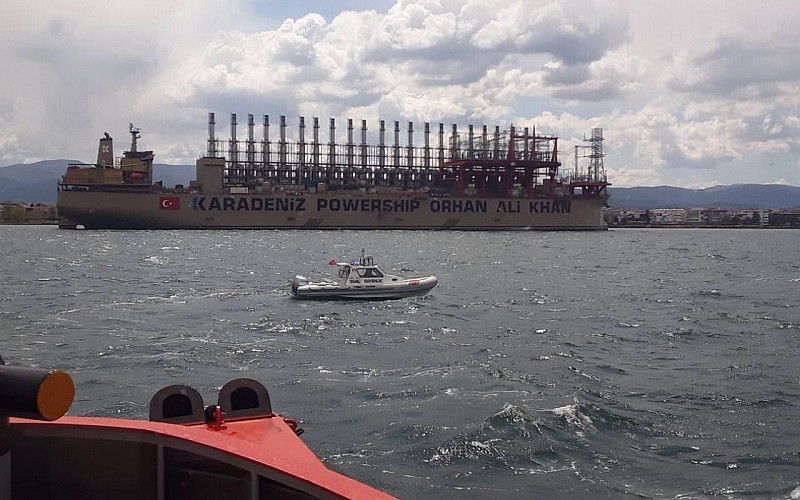 Yalova'da karaya oturan gemi manevra yaptırılarak kurtarıldı Yalova'da karaya oturan gemi manevra yaptırılarak kurtarıldı