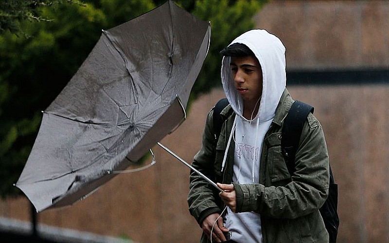 Adana'da şiddetli rüzgarda müstakil evin çatısı uçtu Adana'da şiddetli rüzgarda müstakil evin çatısı uçtu