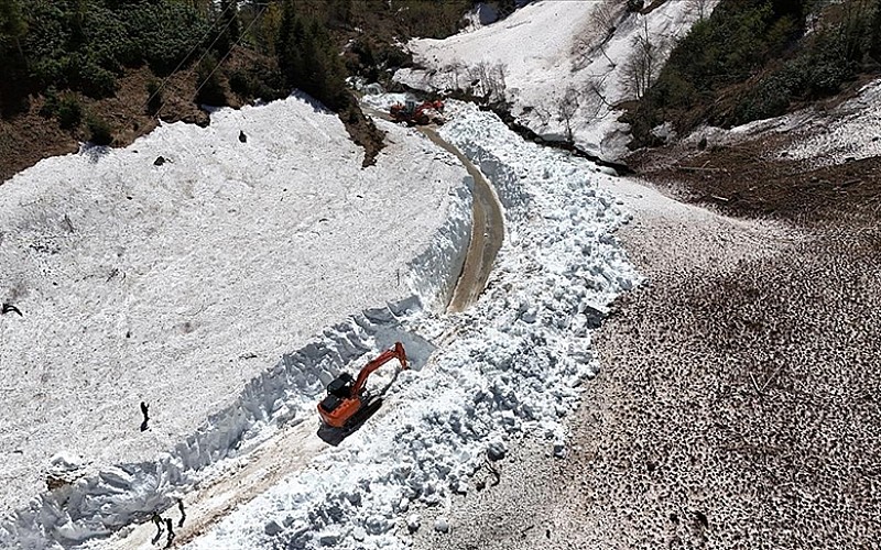 Rize'de yayla yollarında karla mücadele sürüyor Rize'de yayla yollarında karla mücadele sürüyor